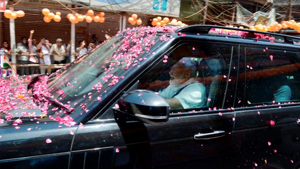 వారణాసిలో వెరైటీగా మోడీ రోడ్ షో... సెలెబ్రెటీలకే మతిపోగొడుతున్నాడు!