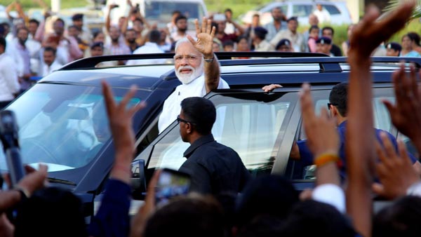 వారణాసిలో వెరైటీగా మోడీ రోడ్ షో... సెలెబ్రెటీలకే మతిపోగొడుతున్నాడు!