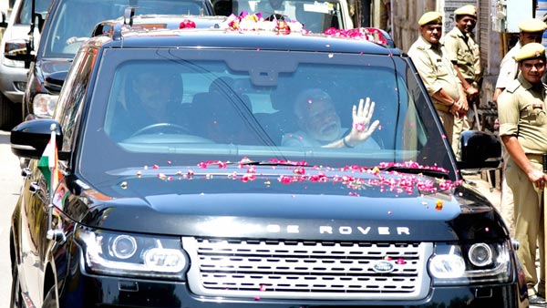 వారణాసిలో వెరైటీగా మోడీ రోడ్ షో... సెలెబ్రెటీలకే మతిపోగొడుతున్నాడు!