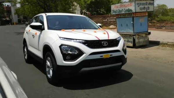 తల్లితండ్రుల వివాహ వార్షికోత్సవంను మర్చిపోలేనిదిగా చేసిన కొడుకు: వీడియో!