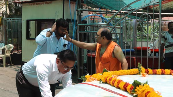 తల్లితండ్రుల వివాహ వార్షికోత్సవంను మర్చిపోలేనిదిగా చేసిన కొడుకు: వీడియో!