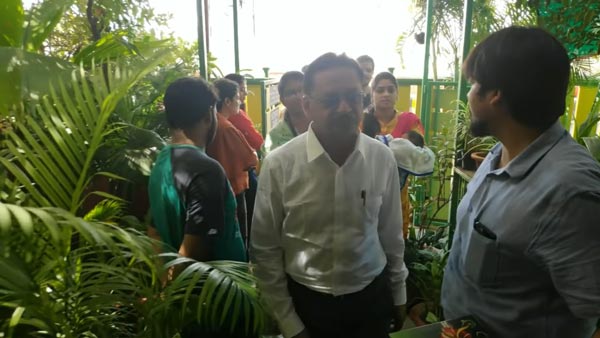 తల్లితండ్రుల వివాహ వార్షికోత్సవంను మర్చిపోలేనిదిగా చేసిన కొడుకు: వీడియో!