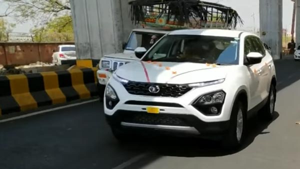 తల్లితండ్రుల వివాహ వార్షికోత్సవంను మర్చిపోలేనిదిగా చేసిన కొడుకు: వీడియో!