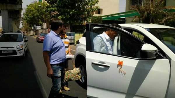 తల్లితండ్రుల వివాహ వార్షికోత్సవంను మర్చిపోలేనిదిగా చేసిన కొడుకు: వీడియో!