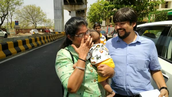 తల్లితండ్రుల వివాహ వార్షికోత్సవంను మర్చిపోలేనిదిగా చేసిన కొడుకు: వీడియో!