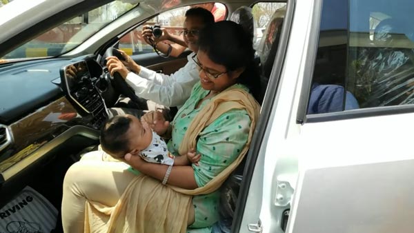 తల్లితండ్రుల వివాహ వార్షికోత్సవంను మర్చిపోలేనిదిగా చేసిన కొడుకు: వీడియో!
