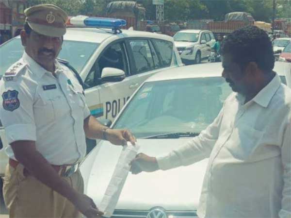 హైదరాబాద్ లో జూలు విదిల్చిన ట్రాఫిక్ పోలీస్లు...అక్షరాలా రూ. 1 లక్ష ఫైన్!!