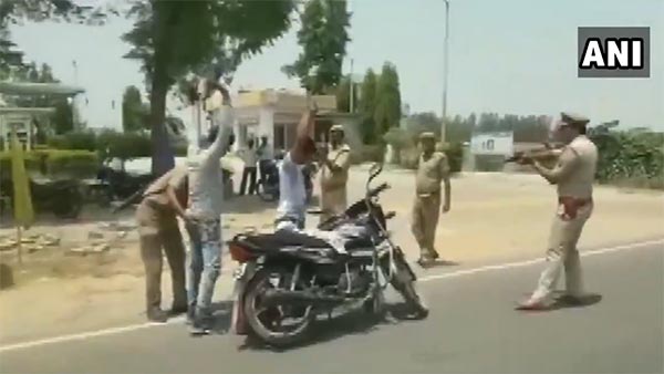 ఇది యాక్షనా... ఓవర్ యాక్షనా, వాహన తనిఖీకి పోలీసులు గన్ తో బెదిరింపు!