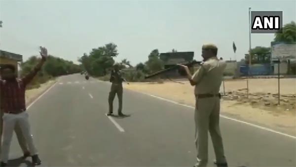 ఇది యాక్షనా... ఓవర్ యాక్షనా, వాహన తనిఖీకి పోలీసులు గన్ తో బెదిరింపు!