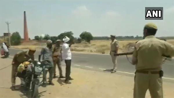 ఇది యాక్షనా... ఓవర్ యాక్షనా, వాహన తనిఖీకి పోలీసులు గన్ తో బెదిరింపు!
