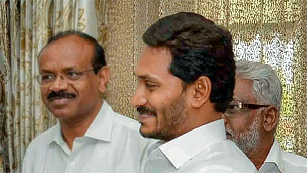 జగనన్నపై ఎల్లలుదాటిన అభిమానం....చట్ట ఉల్లంఘనపై వివాదం ...!