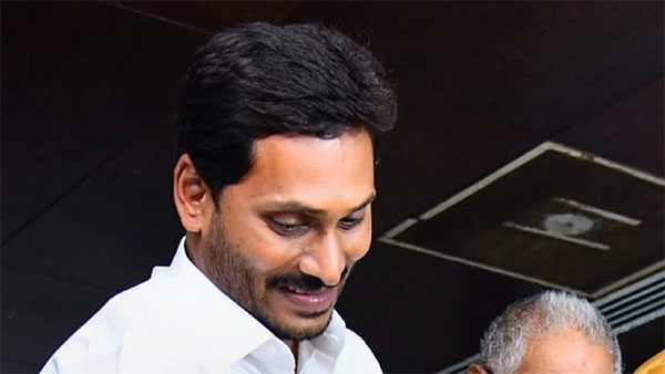 జగనన్నపై ఎల్లలుదాటిన అభిమానం....చట్ట ఉల్లంఘనపై వివాదం ...!