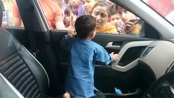 కారులో చిక్కుకుపోయిన చిన్నారి....2 గంటల తరువాత ఏంజరిగిందంటే?