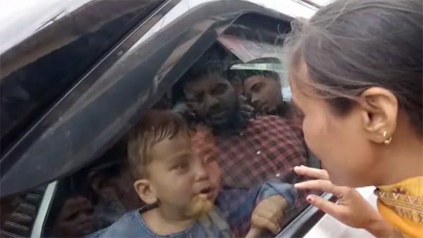 కారులో చిక్కుకుపోయిన చిన్నారి....2 గంటల తరువాత ఏంజరిగిందంటే?