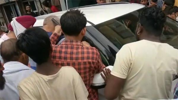 కారులో చిక్కుకుపోయిన చిన్నారి....2 గంటల తరువాత ఏంజరిగిందంటే?