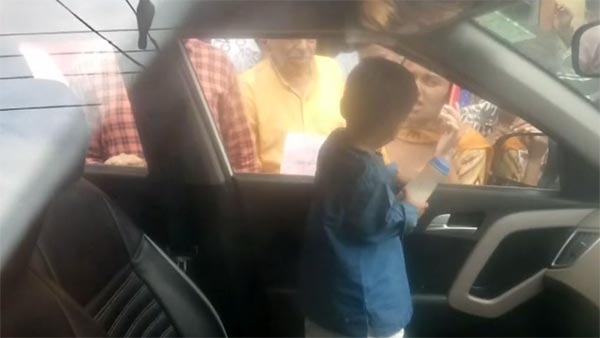 కారులో చిక్కుకుపోయిన చిన్నారి....2 గంటల తరువాత ఏంజరిగిందంటే?