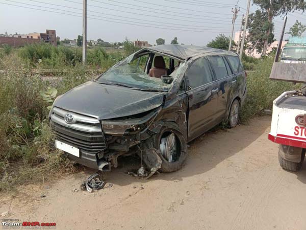 టయోటా ఇన్నోవా క్రిస్టా మూడు పల్టీలు కొట్టినా తెరుచుకోని ఎయిర్ బ్యాగులు