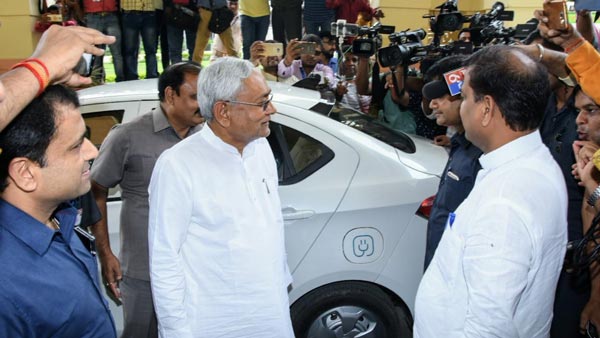 కొత్త ఎలక్ట్రిక్ కారును మొట్టమొదటగా ఉపయోగించిన సీఎం!
