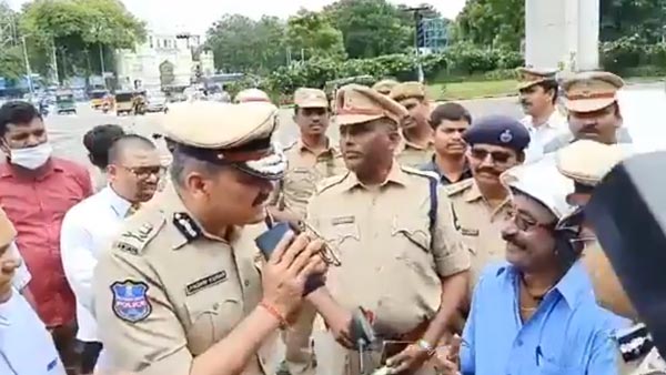 వాహనదారులను నిలిపి మరీ రివార్డులను ఇచ్చిన హైదరాబాద్ పోలీసులు ఎందుకో తెలుసా