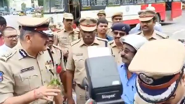 వాహనదారులను నిలిపి మరీ రివార్డులను ఇచ్చిన హైదరాబాద్ పోలీసులు ఎందుకో తెలుసా
