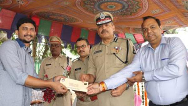 వాహనదారులను నిలిపి మరీ రివార్డులను ఇచ్చిన హైదరాబాద్ పోలీసులు ఎందుకో తెలుసా