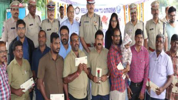 వాహనదారులను నిలిపి మరీ రివార్డులను ఇచ్చిన హైదరాబాద్ పోలీసులు ఎందుకో తెలుసా