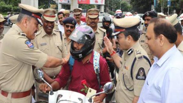 వాహనదారులను నిలిపి మరీ రివార్డులను ఇచ్చిన హైదరాబాద్ పోలీసులు ఎందుకో తెలుసా