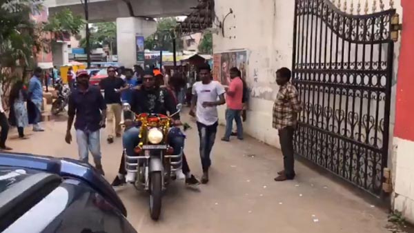 హైదరాబాద్ రోడ్లపై రాయల్ ఎన్ఫీల్డ్ తో రచ్చ రచ్చ చేసిన రాంగోపాల్ వర్మ