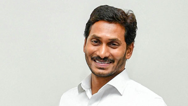 అంబులెన్స్ కు దారి ఇవ్వడానికి సీఎం జగన్ ఏమి చేసాడో తెలుసా !