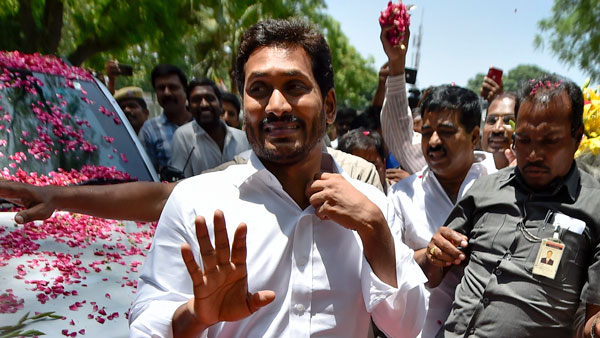 అంబులెన్స్ కు దారి ఇవ్వడానికి సీఎం జగన్ ఏమి చేసాడో తెలుసా !