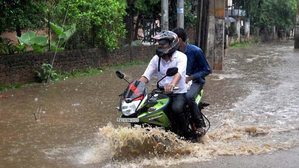 హెల్మెట్ లేదని ఫైన్.. కోపంతో పోలీస్ స్టేషన్ కరెంటు పీకేసిన ఘనుడు