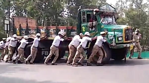 రహదారిపై ఉన్న ట్రక్కును నెట్టిన హైదరాబాద్ పోలీసులు : ఎందుకంటే...?