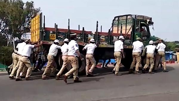 రహదారిపై ఉన్న ట్రక్కును నెట్టిన హైదరాబాద్ పోలీసులు : ఎందుకంటే...?