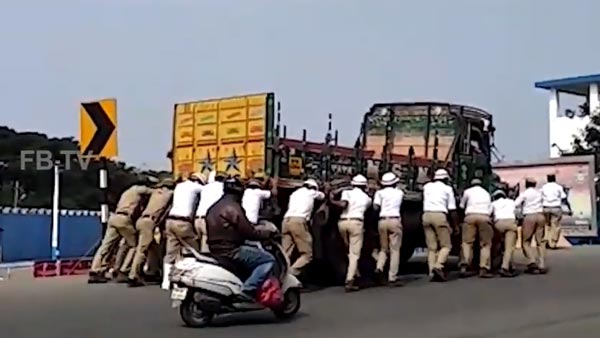 రహదారిపై ఉన్న ట్రక్కును నెట్టిన హైదరాబాద్ పోలీసులు : ఎందుకంటే...?