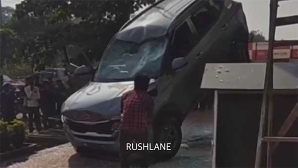 కియా సెల్టోస్ ముంబైలోని డీలర్షిప్ యొక్క మొదటి అంతస్తునుండి పడిపోయిన వీడియో