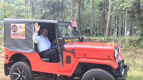 మహీంద్రా జీప్ 50 వ పుట్టినరోజు జరిపిన తండ్రి, కొడుకులు... నగరంలో స్వీట్లు పంపిణీ