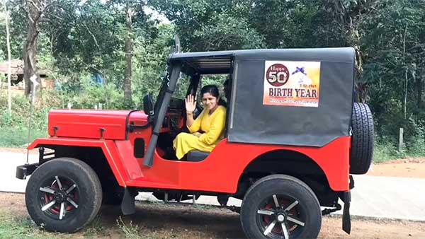 మహీంద్రా జీప్ 50 వ పుట్టినరోజు జరిపిన తండ్రి, కొడుకులు.... నగరంలో స్వీట్లు పంపిణీ
