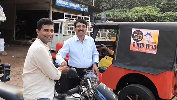 మహీంద్రా జీప్ 50 వ పుట్టినరోజు జరిపిన తండ్రి, కొడుకులు... నగరంలో స్వీట్లు పంపిణీ
