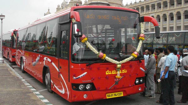 ఫాస్ట్ ట్యాగ్ లు అమలు చేసినప్పటికీ బెంగుళూరులో తగ్గని ట్రాఫిక్