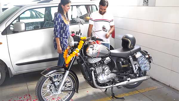 భర్తకు జావా క్లాసిక్ బైక్ ని బహుమతిగా ఇచ్చి సర్ప్రైజ్ చేసిన భార్య
