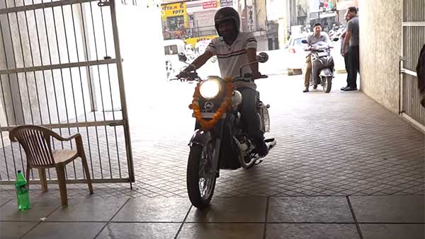 భర్తకు జావా క్లాసిక్ బైక్ ని బహుమతిగా ఇచ్చి సర్ప్రైజ్ చేసిన భార్య