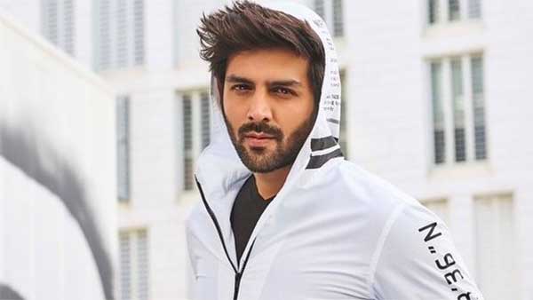 తల్లికి మినీ కూపర్ కన్వర్టిబుల్ కారుని గిఫ్ట్ గా ఇచ్చిన బాలీవుడ్ నటుడు!