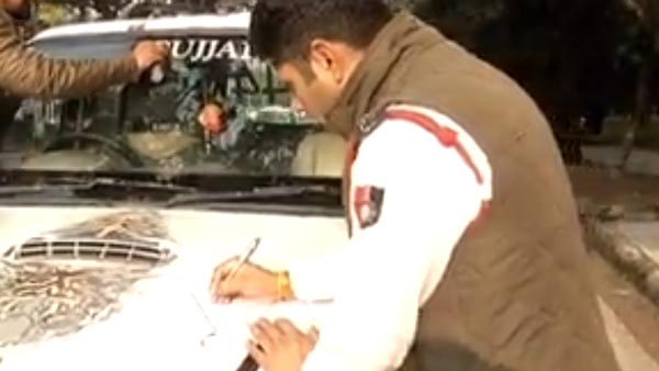 ఇక వాహనాలపై స్టిక్కరు వేస్తే కఠిన చర్యలు తప్పవంటున్న పోలీసులు, ఎక్కడంటే..