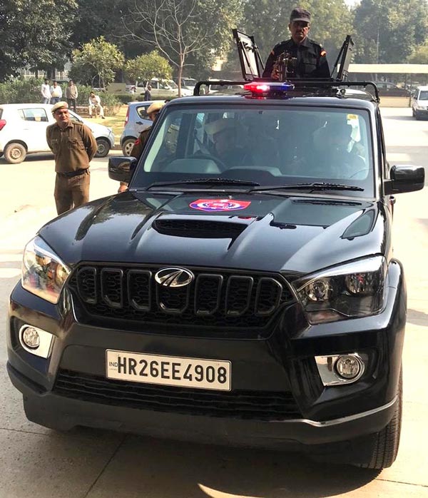 పోలీసులకే కార్లను గిఫ్ట్ గా ఇచ్చిన డిఎల్ఎఫ్ ఫౌండేషన్.. ఎందుకో మరి మీరే చూడండి