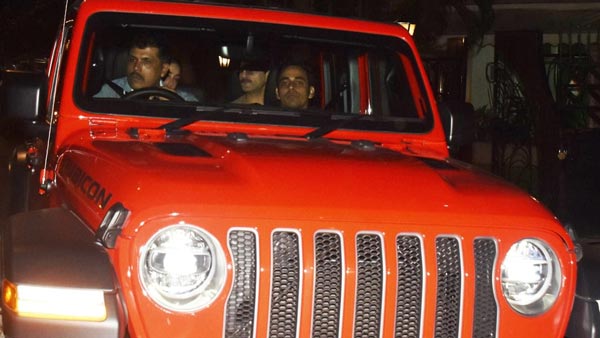 రాంగ్లర్ జీపులో కనిపించిన ఇద్దరు బాలీవుడ్ స్టార్స్