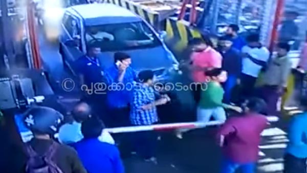 టోల్ ప్లాజా ఆపరేటర్ తో గొడవపడిన మహిళ.. ఎందుకో తెలుసా!