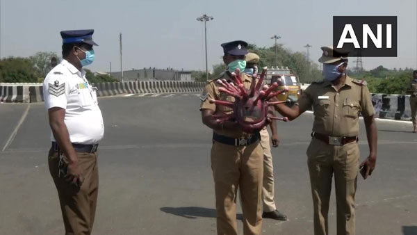 కరోనాపై అవగాహన కల్పించడానికి కరోనా హెల్మెట్ ధరించిన పోలీస్
