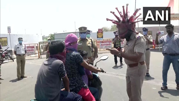 కరోనాపై అవగాహన కల్పించడానికి కరోనా హెల్మెట్ ధరించిన పోలీస్