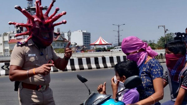 కరోనాపై అవగాహన కల్పించడానికి కరోనా హెల్మెట్ ధరించిన పోలీస్
