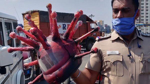 కరోనాపై అవగాహన కల్పించడానికి కరోనా హెల్మెట్ ధరించిన పోలీస్